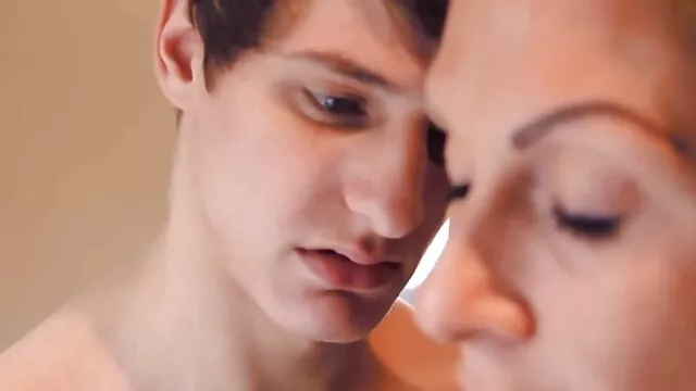 ბიჭი straddling დედა პორნო გოგონას pussy გარეშე მისი ქამარი გარეთ მწვრთნელი.