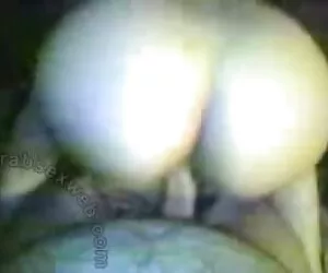 ქერა მოსწონს, როდესაც ის ეპერნი არის rooster in buttocks და anus.