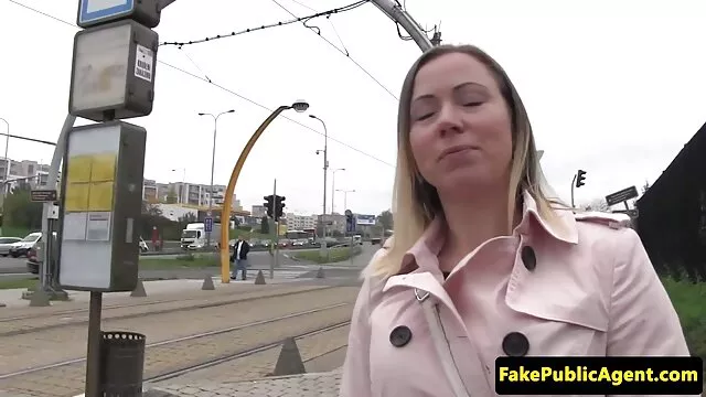 შავი-haired გოგონა shit რასებს შორის, panties ვარდისფერი
