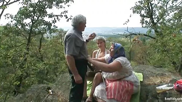 Julia მიიღოს წარმატება მღვრიე ლესბო, მასაჟი % 26!