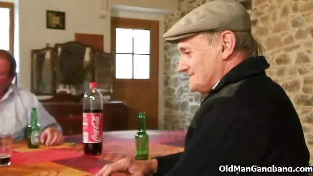 იგი დარწმუნებულია, ქალის თეთრეული არის დიდი Rooster ტურისტული სასტუმროში თურქეთში.